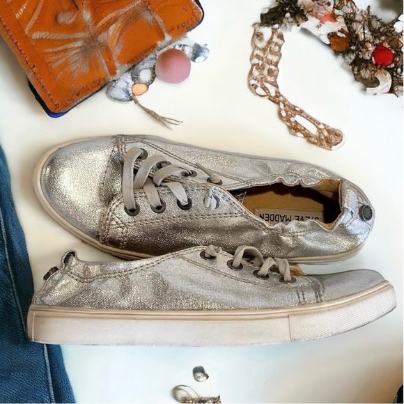 Steve Madden Jane silver sneaker. Gently worn. Super comfortable Great condition - Picture 3 of 17
